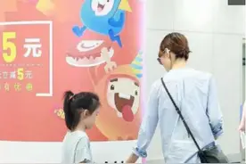 袁泉素颜与女儿现身机场，不用保姆不见保镖，网友：这才是演员图片