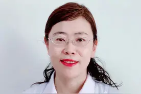 脸部毛囊炎切记不要用手挤压否则会加重病情形成囊肿图片