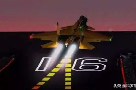 航母夜间降落有多难？飞行员紧张的双腿颤抖，被称为“缝纫机腿”图片