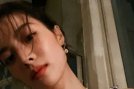 钟楚曦精致珍珠耳环显气质，嘻哈风耳圈闪耀迷人，年轻就该这样酷图片