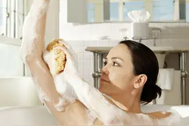 洗澡搓出的“泥”是什么东西？哪些人爱出“泥”？给你一次讲清楚图片