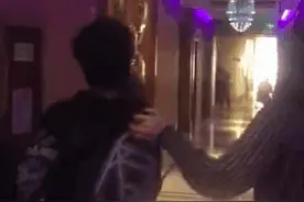 一物降一物啊，大张伟老婆罕见露面，拎起老公就走，网友笑了图片