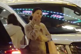 36岁李小萌挺孕肚深夜会友，气质出众送飞吻道别，帅气老公陪在侧图片