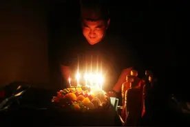 抗击疫情豫警在行动|防疫卡点上的特殊生日party图片