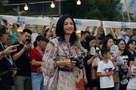 41岁姚晨真懂打扮，一袭碎花裙穿得慵懒又知性，中年女人都学着点图片