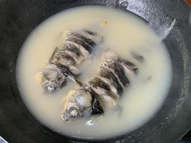 炖鱼汤时，大火急炖还是小火慢炖，都不对！教你这样做，鱼鲜汤白