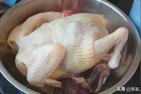 做白切鸡是蒸还是水煮？教你客家正宗做法，2种蘸料，吃着最美味图片
