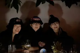 杨丽萍与俩妹妹聚会，三朵金花一个比一个美，气场最强还数姐姐图片