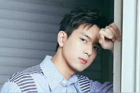李现新梗“淡黄的长裙火红的裤衩”来啦，蓝色条纹衬衫，简约清爽图片