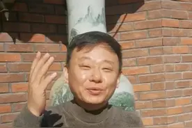 51岁邵峰豪宅曝光，比人高古董花瓶像两门神，陪妻子抗病21年图片