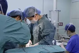 “医生，能不能把我多余的脂肪割掉”剖腹产的产妇说完，医生笑了图片