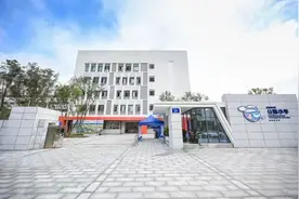 探校｜高新区公园小学：校长三改图纸，6间教室里多了230张床图片
