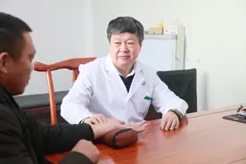 一觉睡醒眼睑浮肿，是饮水过量，还是另有隐情？图片