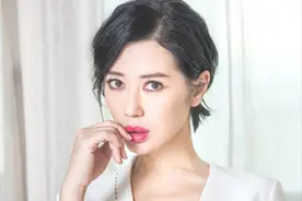余男的悲催情史，与名导相恋10年怀孕被甩，靠性感征服了2个男人图片