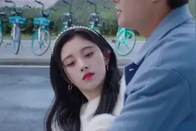 鞠婧祎又化半永久妆容演戏，现代剧更突兀，和其他人仿佛两个世界图片