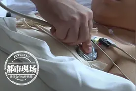 小区大门倒塌，11岁男孩被40厘米钢筋穿透胸膛，命悬一线图片