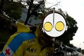高速公路惊现“地球英雄”，手里还拿了本“地球通行证”图片