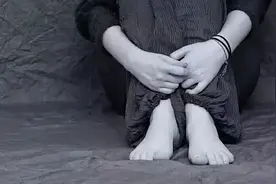 印度17岁少年迎娶26岁女友，一个月后把妻子卖掉换了部手机？图片