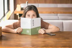 女子对环卫工人撒泼，引起公愤后反怼路人：看把你们闲的图片