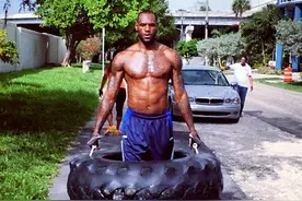 都说NBA球星肌肉很强壮，但和橄榄球运动员比，他们都是弟弟图片