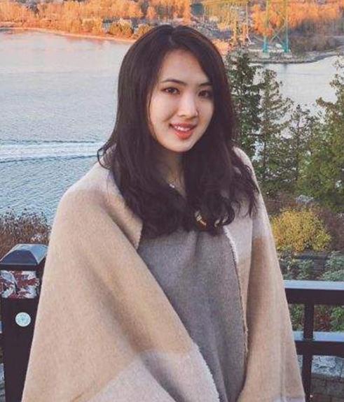 在培养孩子方面,忙于事业的任正非自己也承认有所缺失,不过好在姚凌在