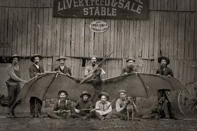 一百多年前美国人抓了一只翼龙，拍下了照片，毫无“PS”痕迹图片