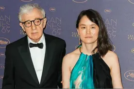 84岁导演与“养女”拍亲密照，她满脸雀斑爱穿深V，还是亚裔出身图片