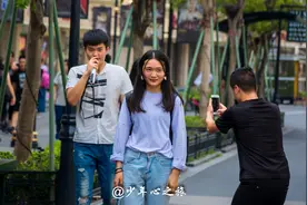 横店最出名的街，每隔几米就有人在表演，大街跳舞也完全不尬图片