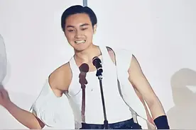 7位“哥哥”不堪回首的旧照：张智霖穿着太劲爆，瑞奇打扮好辣眼图片