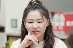 金靖被各种强制“投喂”，连吃饭都在搞笑的女人图片