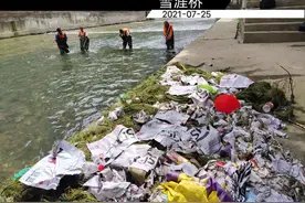 新闻追踪：市西河里的快递信封，到底从哪来？打捞人员还捞出了这个图片