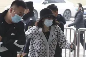章子怡录节目不顾形象狂奔，回归《我就是演员》，毛衣配蓝袜减龄图片
