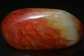 普通玉石烧热放入活狗嘴中，十年后价超百万，血玉为何如此值钱？图片