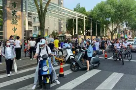 家长骑电动车接孩子被嘲“穷酸”，网友怒怼发帖者：哪来的优越感图片