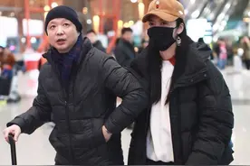 姚晨和老公手挽手真恩爱，穿黑色外套搭牛仔裤，气场全开走路带范图片