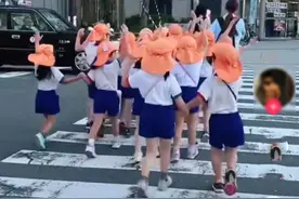 日本小朋友冬天校服依旧光腿，变态般的裸保育，并没有冻坏一个人图片
