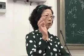 大学“变装老师”走红，每天衣服不重样，网友：行走的衣柜图片