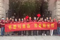身穿红色应援服，戴着特制必胜口罩，杭高校长和老师们一起来送考图片
