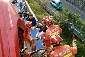 货车刹车失灵冲上缓坡致1人被困 六盘水消防成功营救图片