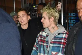 比伯发新专人气火爆！和妻子海莉被粉丝包围，留起胡须男人味十足图片