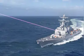 美国亮出新杀手锏，足以改变现代海战格局，威力非常可怕视频封面