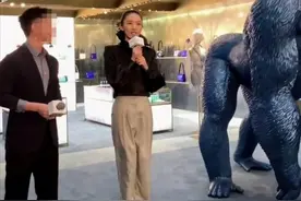 金鹰视后童瑶现身，裤子静电吸腿很尴尬，被指衣服太丑拖累气质？图片