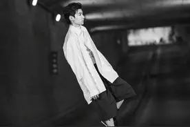 王源最新杂志封面大片，复古西装彰显时尚格调，小辫造型吸睛十足图片