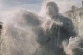 乐高版《蜘蛛侠2》场景，神秘客战水元素，帕克拉钟楼的动作笑了图片