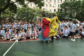 舞龙舞狮、木偶摔跤、宁波评话、内家拳表演 宁波非遗以“游园”的形式走进学校图片