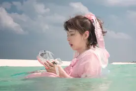 穿上彩虹裙的美人，直接化身海里的美人鱼图片