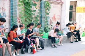 直击高考现场——考场外有一种爱叫做父母的等待图片