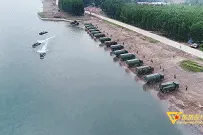天堑变通途！1分37秒，看舟桥兵黄河上“硬核”架桥图片