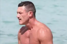 美女与野兽反派裸上身，古铜色胸肌超性感，网友：三观跟着五官走图片