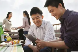 同学聚会我给无锡路上乞丐10元钱同学们在笑，次日上班我丢了工作图片